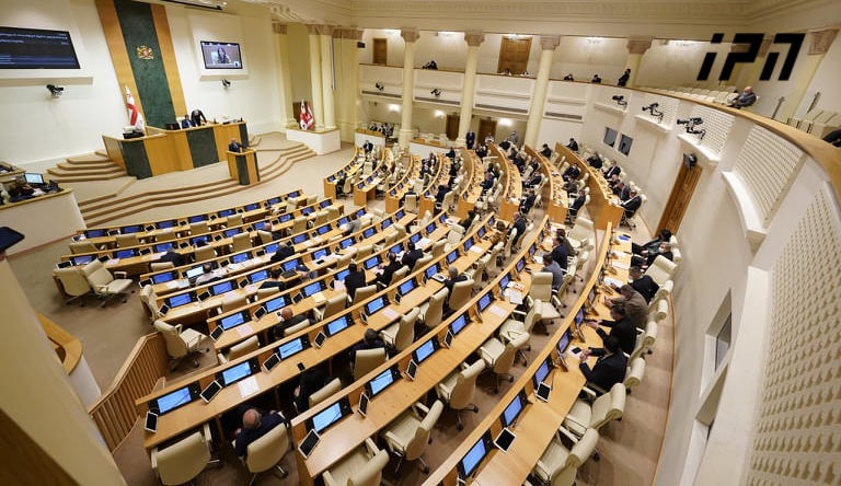 პარლამენტის პლენარულ სხდომაზე რამდენიმე დეპუტატისთვის სადეპუტატო უფლებამოსილების შეწყვეტის საკითხის განხილვა დაიწყო