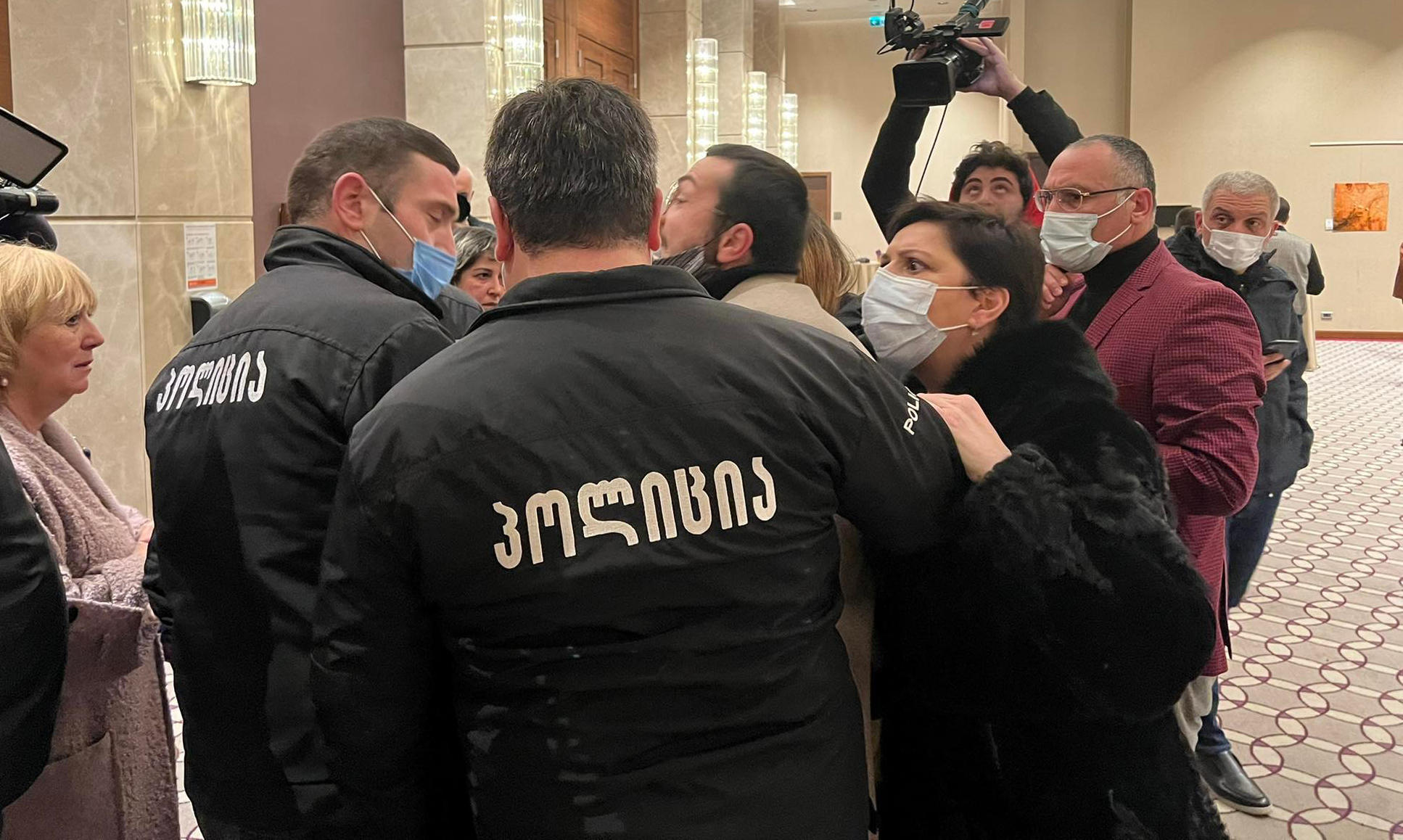 „ნაციონალური მოძრაობის“ წევრები ბათუმში, სასტუმრო „ჰილტონის“ შენობაში შევიდნენ და ირაკლი კობახიძესთან შეხვედრას ცდილობენ