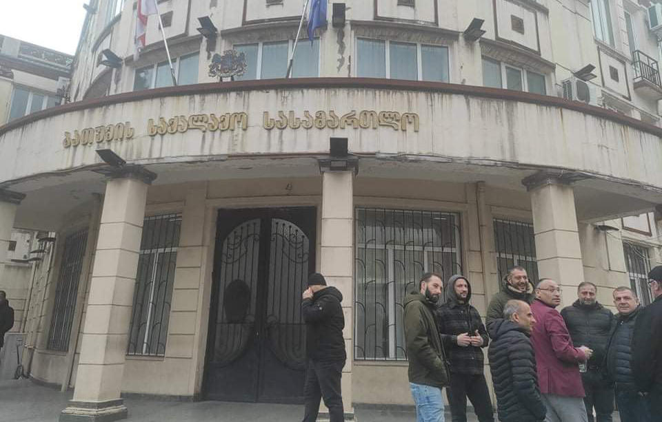 ბათუმის საქალაქო სასამართლომ ადმინისტრაციული წესით დაკავებული “ნაციონალური მოძრაობის” წევრები სხდომათა დარბაზიდან გაათავისუფლა