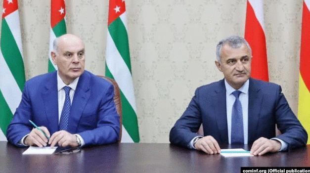 ასლან ბჟანია და ანატოლი ბიბილოვი მხარს უჭერენ ვლადიმერ პუტინის გადაწყვეტილებას უკრაინის სეპარატისტული „რესპუბლიკების“ აღიარების შესახებ