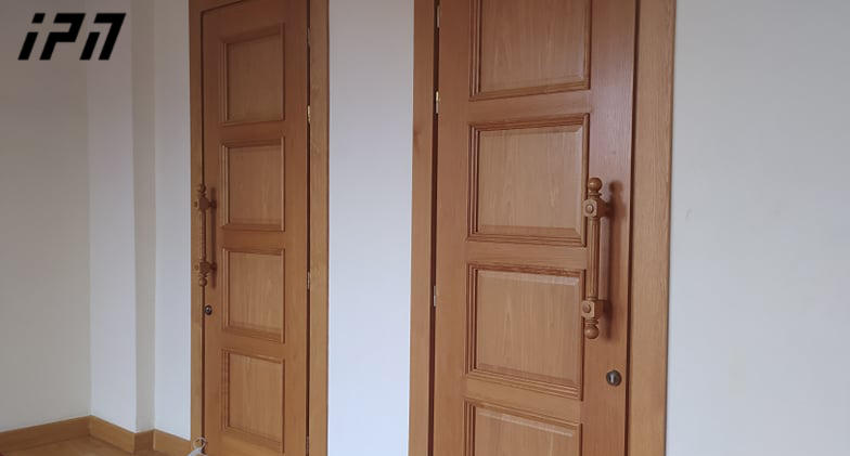 პარლამენტის პლენარულ სხდომათა დარბაზის ყველა კარი დაკეტილია - შესაბამისად, ოპოზიციას, რომლის მოთხოვნითაც რიგგარეშე სხდომა დანიშნა, დარბაზში შესვლის შესაძლებლობა არ ეძლევა