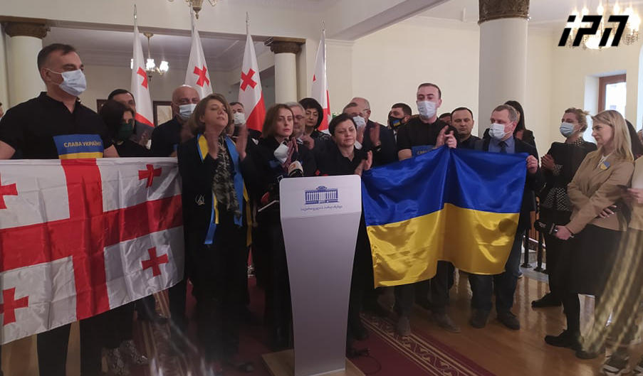 პლენარული სხდომის დარბაზის დაკეტვის გამო, ოპოზიციამ უკრაინის ჰიმნი პარლამენტის ფოიეში შეასრულა