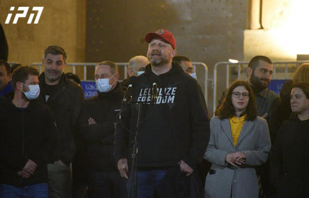 ზურაბ ჯაფარიძე - ამ შენობიდან უნდა გამოვიდნენ ისინი, ვინც კრემლს წარმოადგენენ, ამ შენობაში უნდა შეხვიდეთ თქვენ, ამ ქვეყნის მოქალაქეები - ეს უნდა დაიწყოთ დღეს, რომ მორჩება გამოსვლები