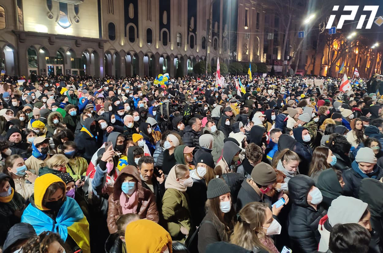 Rally in front of Parliament in support of Ukraine