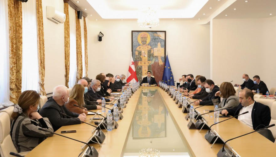 პარლამენტს „დეოლიგარქიზაციის შესახებ“ კანონპროექტი თანმდევი პროექტების გარეშე წარედგინა
