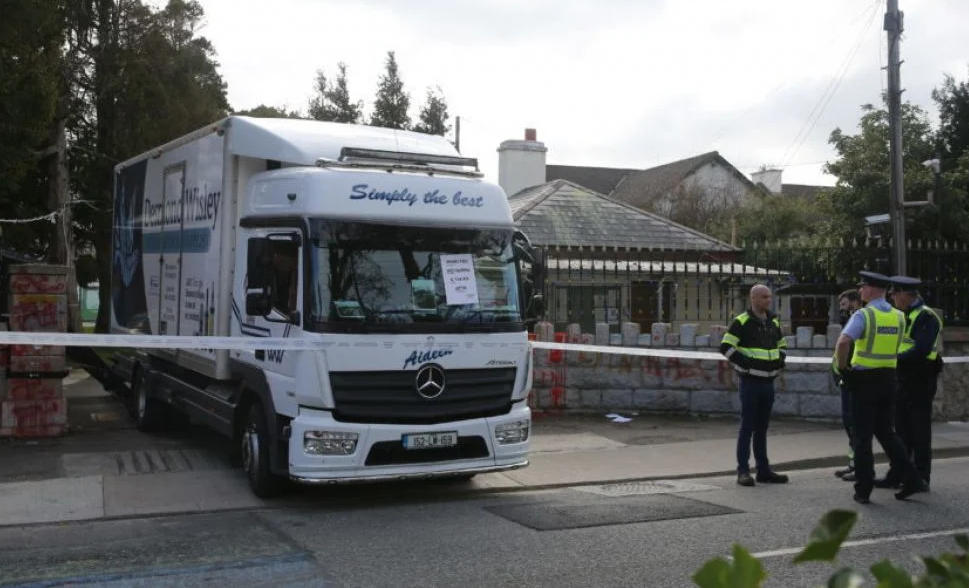 დუბლინში მამაკაცი დააკავეს, რომელიც სატვირთო მანქანით რუსეთის საელჩოს ჭიშკარს დაეჯახა