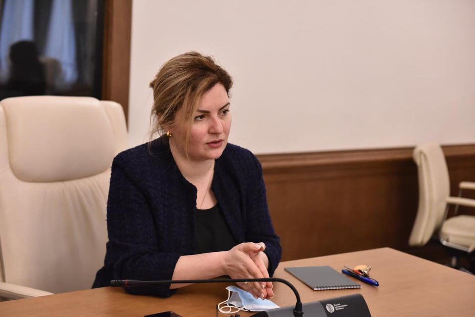 ანა ნაცვლიშვილი ვახტანგ გომელაურს - ამ დრომდე,  რატომ არ იძიებთ თანამდებობის პირთა შესაძლო დანაშაულებრივ ქმედებას შოვში? რატომ არაა სათანადო კვალიფიკაცია მიცემული დანაშაულისთვის?