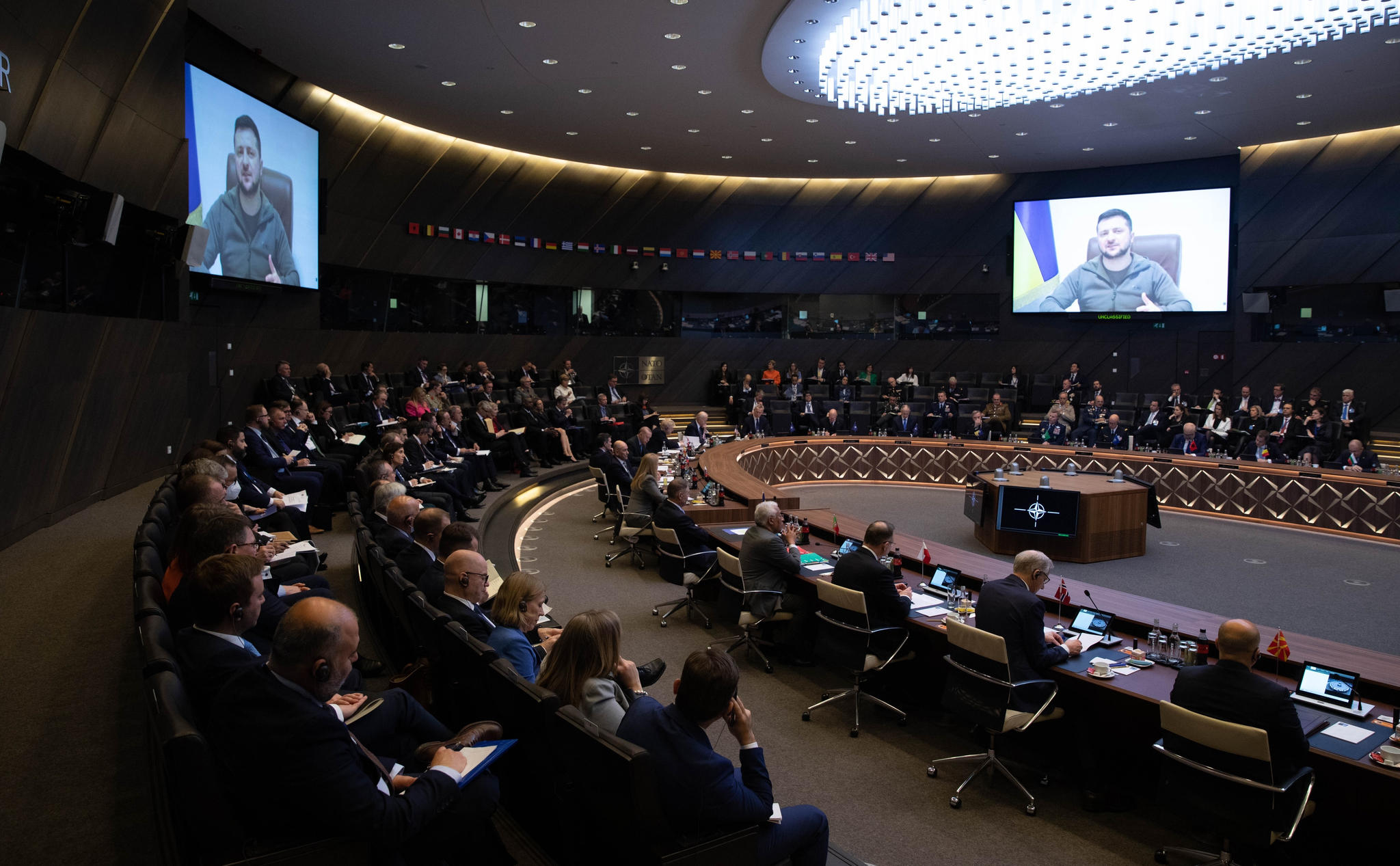 ვოლოდიმირ ზელენსკი - ნატო-ს ათასობით საბრძოლო თვითმფრინავი ჰყავს, თუმცა უკრაინას არც ერთი არ მისცა, 20 ათასამდე ტანკი ჰყავს და უკრაინის თხოვნაზე 1% მაინც მიეცა ან მიეყიდა, ცხადი პასუხი არ გასცა