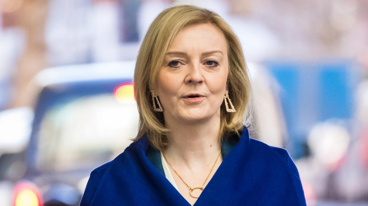 ლიზ ტრასი - რუსეთის წინააღმდეგ საერთაშორისო სანქციები მას შემდეგ უნდა მოიხსნას, რაც მთელი მისი ჯარი უკრაინას დატოვებს - პუტინი საკუთარ თავს მსოფლიოს მასშტაბით ამცირებს