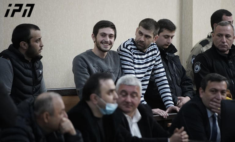 „ინტერპრესნიუსის“ ფოტოკორესპონდენტსა და „ტვ პირველის“ ოპერატორზე თავდასხმაში ბრალდებულებს სასამართლომ 1-წლიანი პატიმრობა მიუსაჯა
