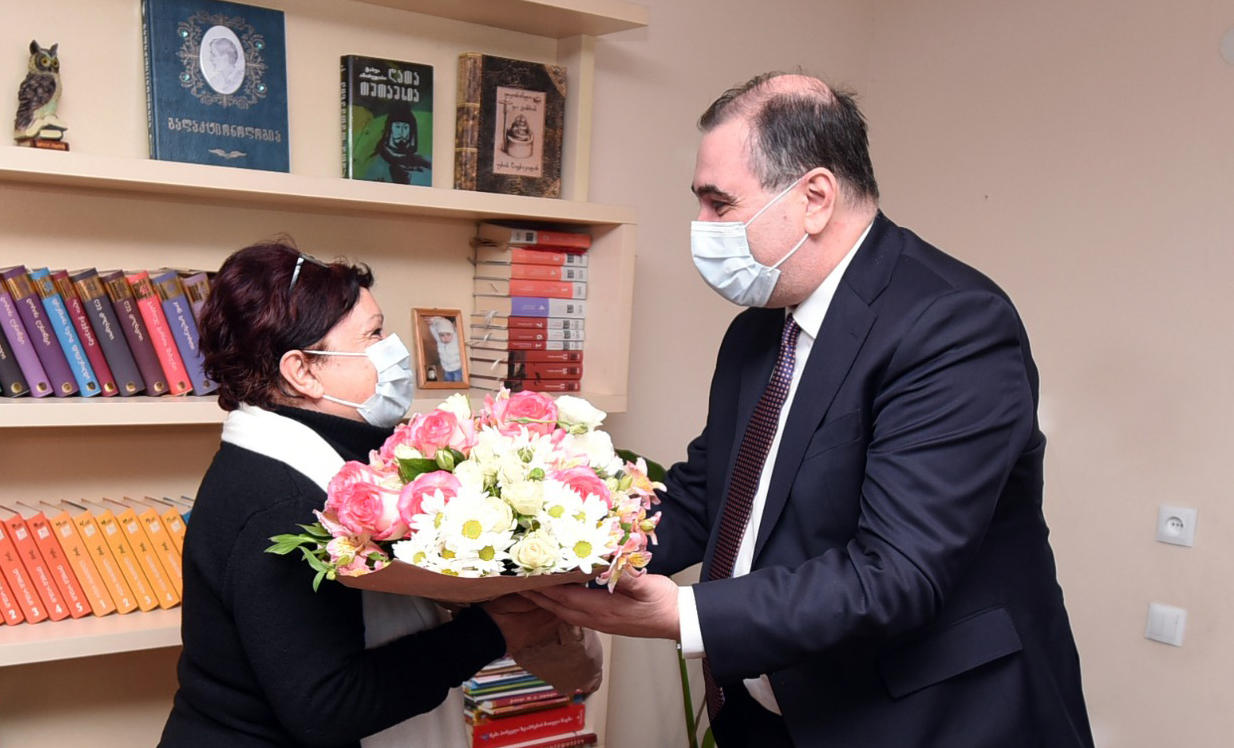 მიხეილ ჩხენკელმა ახალგორიდან დევნილ პედაგოგს დედაენის დღე მიულოცა