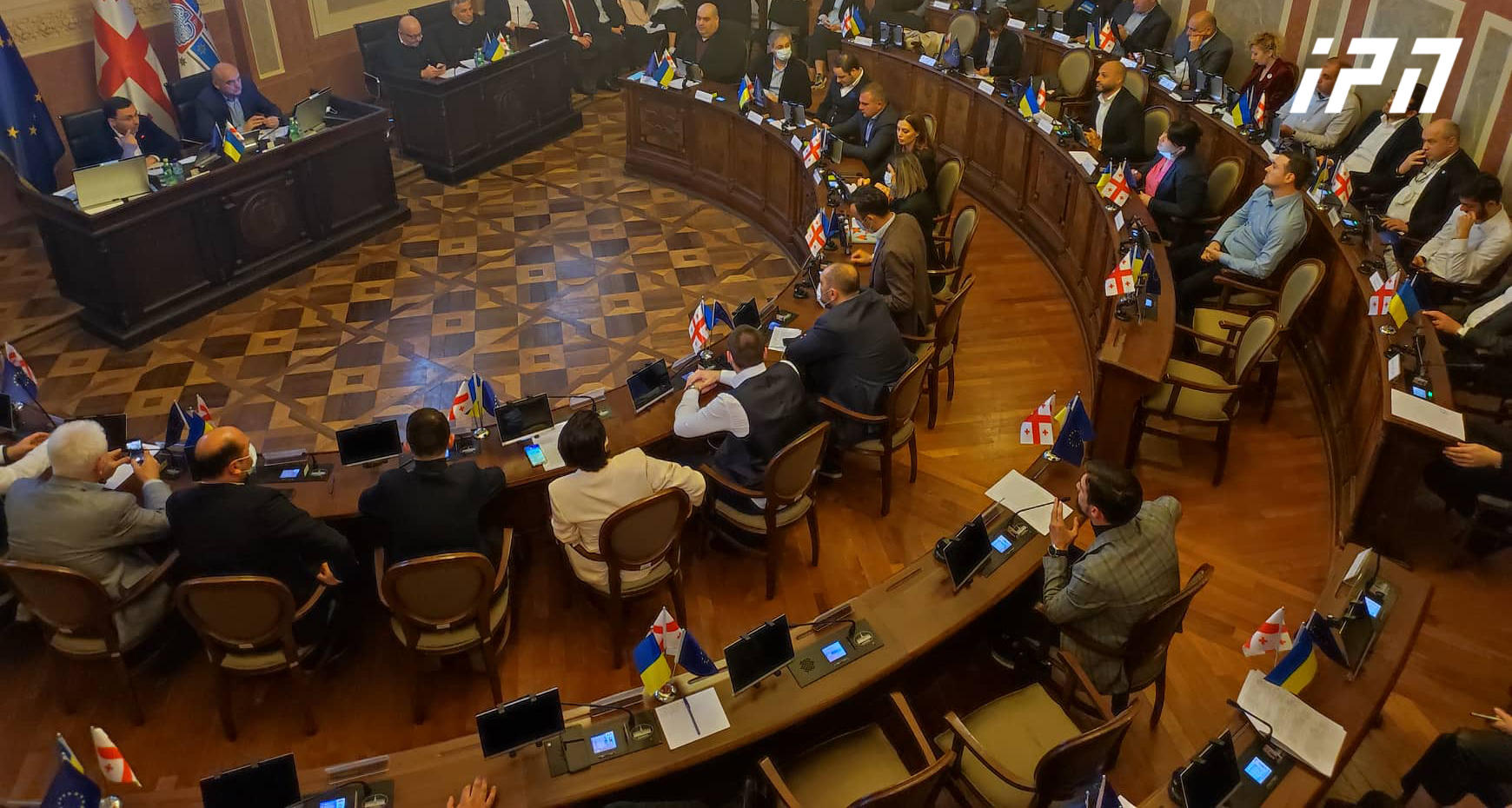 დედაქალაქის საკრებულოს სხდომაზე ხმაური იყო