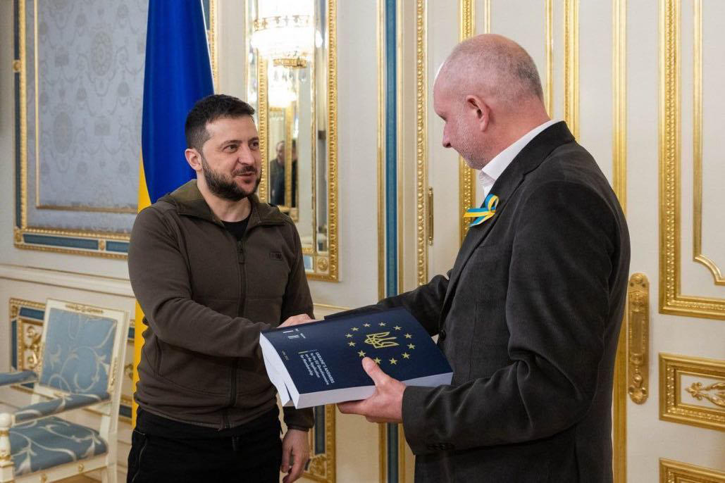 ვოლოდიმირ ზელენსკიმ ევროკავშირის დელეგაციის ხელმძღვანელს შევსებული კითხვარი გადასცა