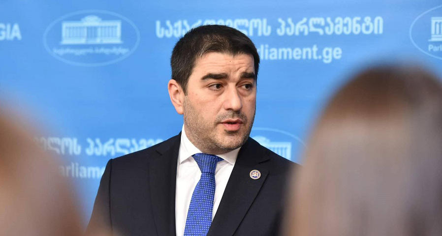 შალვა პაპუაშვილი - კარგია, რომ ევროკავშირის კითხვარი გასაჯაროვდა - ნახევარდღიანი ეიფორიისა და ისტერიის შემდეგ, ყველა დაწყნარდა და ვერ ვხედავ ბევრ ადამიანს, ვისაც კითხვარის შევსების სურვილი გაუჩნდა
