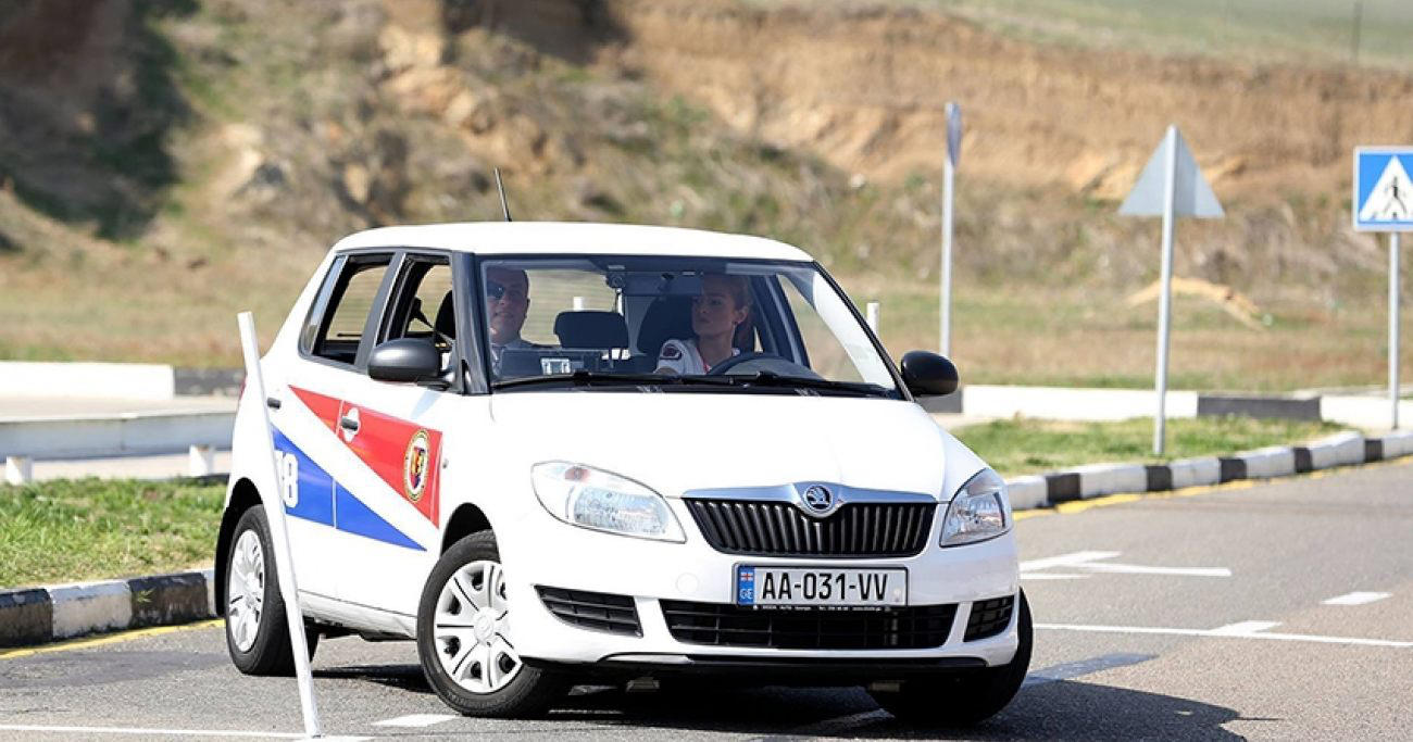 შსს - ბრალდება წარედგინა მომსახურების სააგენტოს თანამშრომელს, რომელიც მართვის უფლების პრაქტიკული გამოცდის დროს მის მიერ ჩაჭრილ კანდიდატებს შეგნებულად აგზავნიდა დაახლოებულ პირთან მეცადინეობებისთვის, საიდანაც მატერიალურ სარგებელს იღებდა
