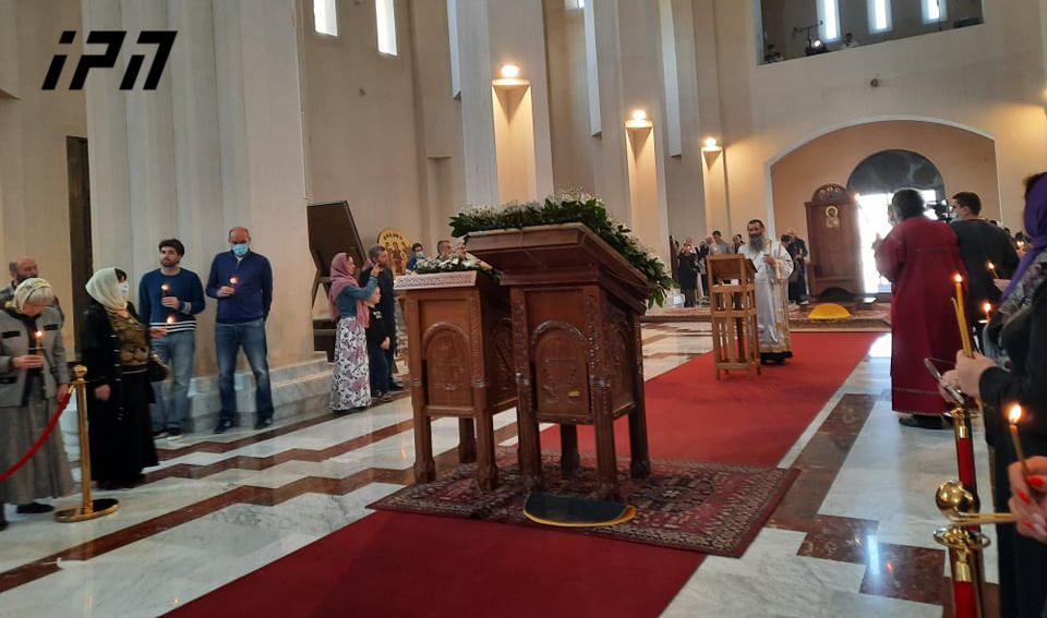 მახათას ივერიის ყოვლადწმინდა ღვთისმშობლის ხატის სახელობის ტაძრის დღესასწაულთან დაკავშირებით, ტაძარში საღმრთო ლიტურგია მიმდინარეობს