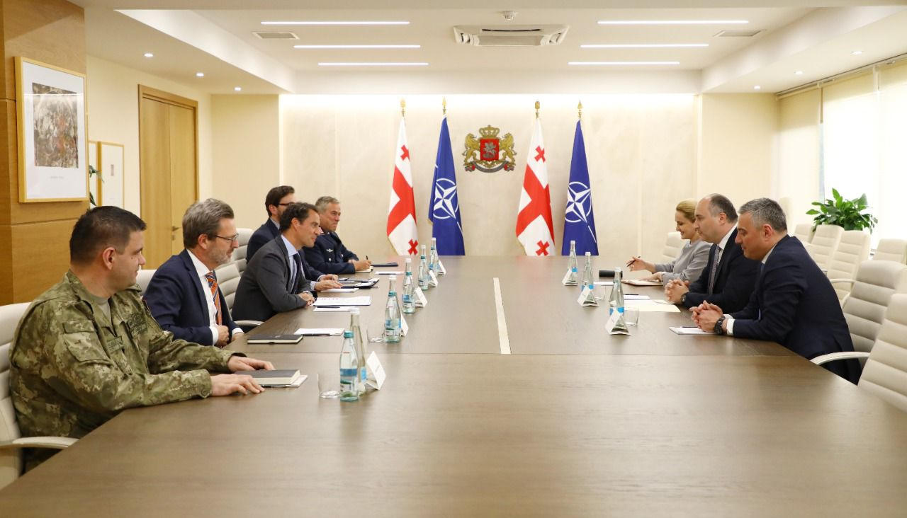 ჯუანშერ ბურჭულაძე ხავიერ კოლომინას შეხვდა