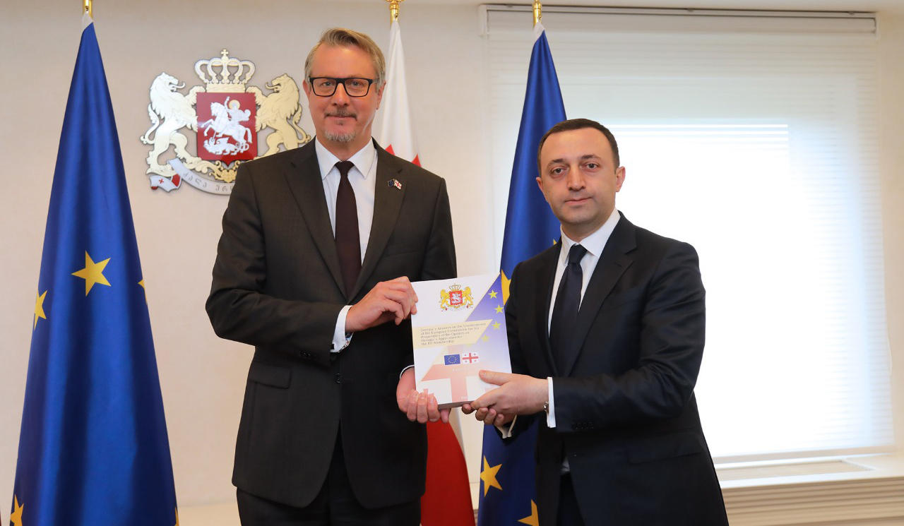 ირაკლი ღარიბაშვილმა კარლ ჰარცელს ევროკავშირის კითხვარის პირველი ნაწილი გადასცა