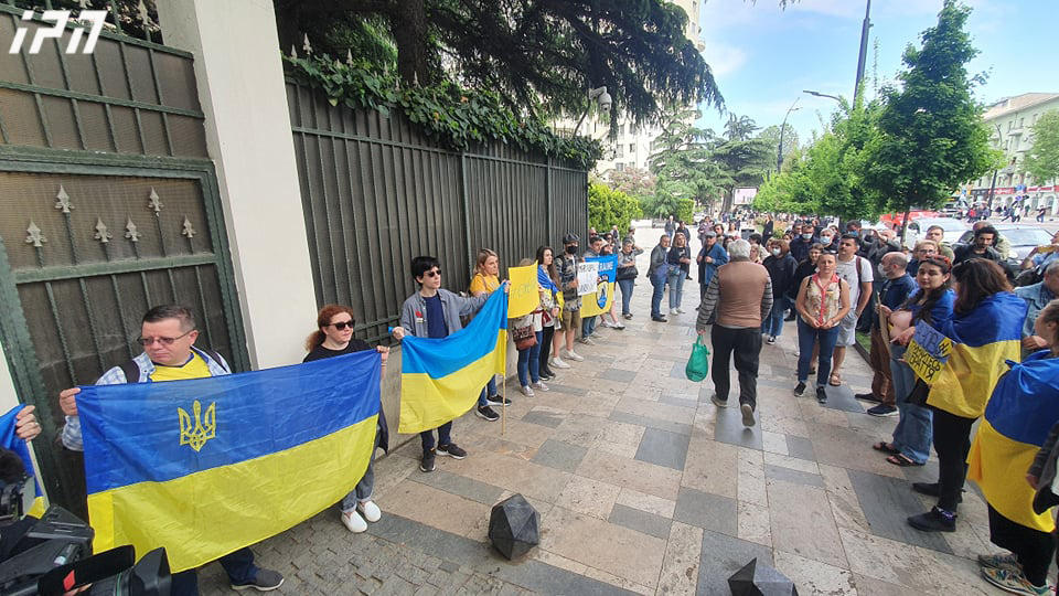 თურქეთის საელჩოსთან, „აზოვსტალის" ტერიტორიაზე მყოფი უკრაინელი სამხედროების გადარჩენის თხოვნით, აქცია მიმდინარეობს