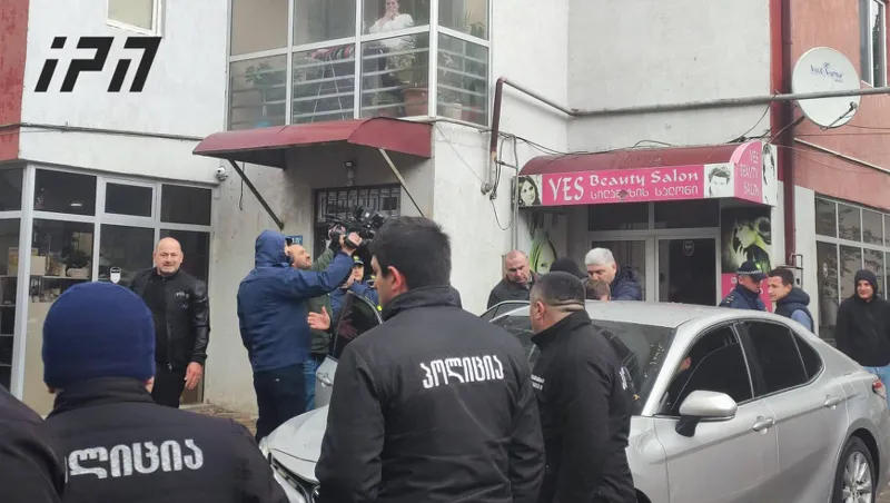 По информации МВД, один из задержанных в ходе спецоперации в Варкетили обвиняется в умышленном наезде на автомобиль полицейского, а второй – в несообщении о преступлении