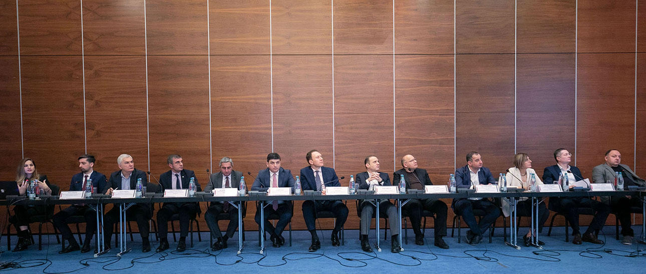 შემოსავლების სამსახურის უფროსი ლევან კაკავა საქართველოს ბიზნეს ასოციაციის წარმომადგენლებს შეხვდა