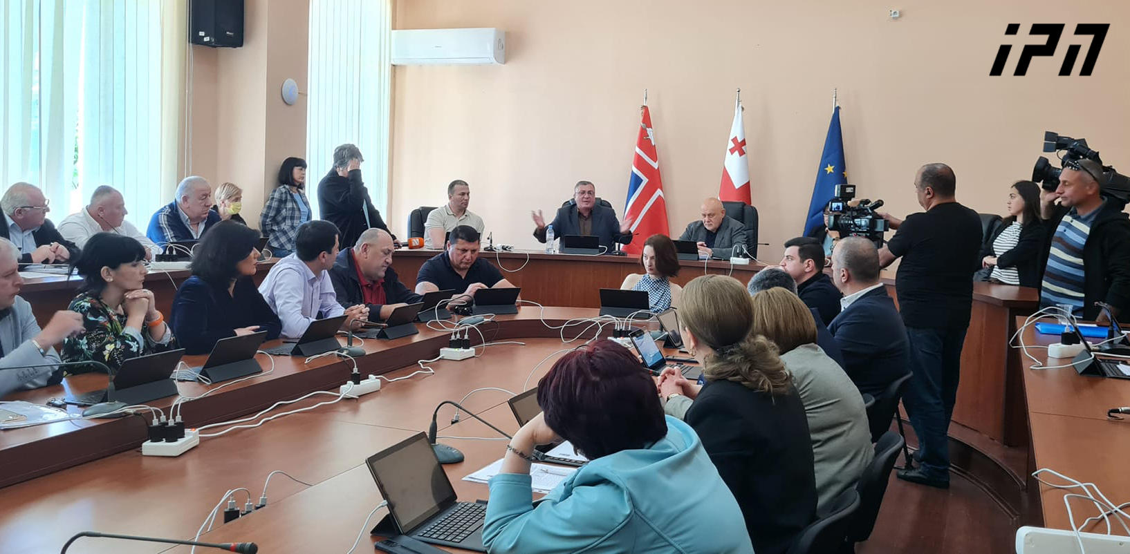 გორის მუნიციპალიტეტის საკრებულოს სხდომა ხმაურის ფონზე გაიმართა