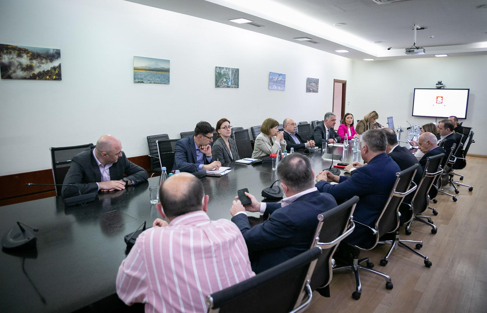 გარემოს დაცვისა და სოფლის მეურნეობის მინისტრი ოთარ შამუგია რუსთავში მოქმედი მსხვილი საწარმოების ხელმძღვანელებს შეხვდა