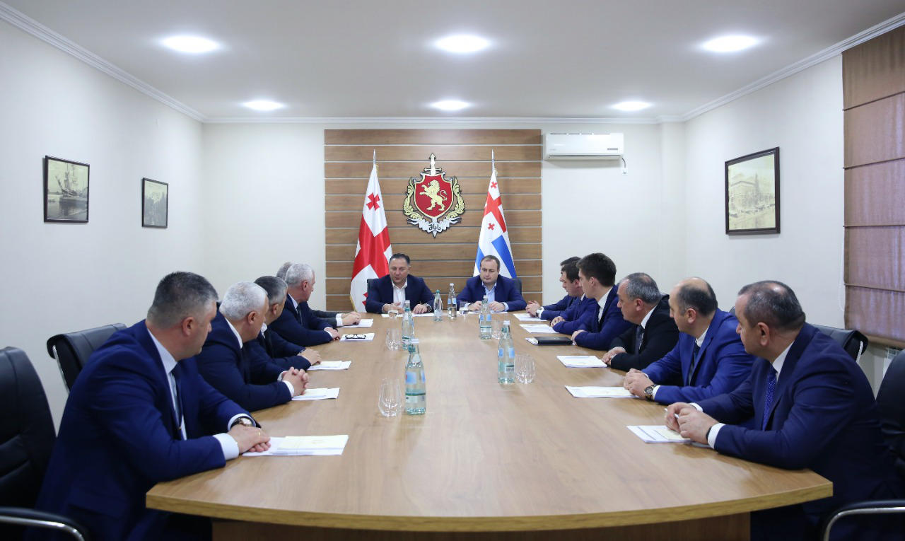 ვახტანგ გომელაურმა აჭარის პოლიციის დეპარტამენტის დანაყოფების ხელმძღვანელებთან სამუშაო თათბირი გამართა