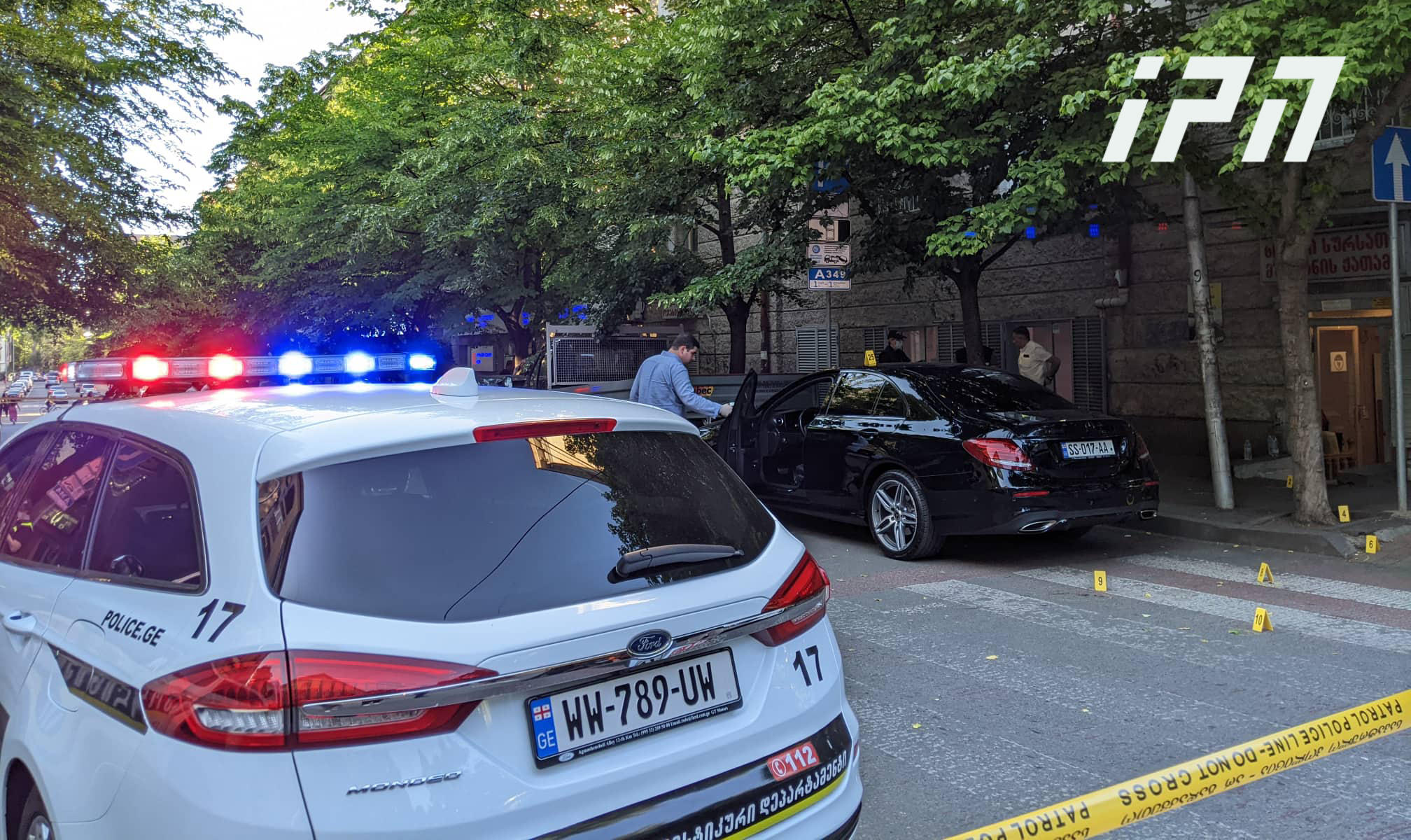 არსებული ინფორმაციით, თბილისში, არაყიშვილის ქუჩაზე ავტომანქანას ცეცხლი გაუხსნეს - დაჭრილია 2 ადამიანი