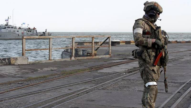 რუსული გემი ოკუპირებულ ქალაქ მარიუპოლში ლითონით იტვირთება