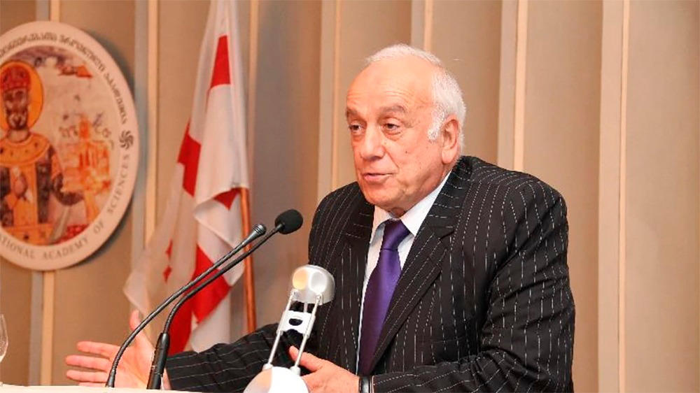 მიხეილ ჩხენკელი ცნობილ მეცნიერს, აკადემიკოს გიორგი კვესიტაძეს იუბილეს ულოცავს