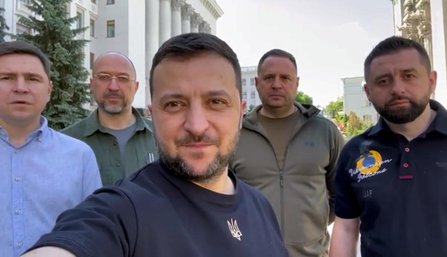 ვოლოდიმირ ზელენსკი უკრაინაში ომის 100 დღის აღსანიშნავად არახამიას, პოდოლიაკის, შმიგალის, ერმაკის მონაწილეობით კიდევ ერთ ვიდეომიმართვას ავრცელებს