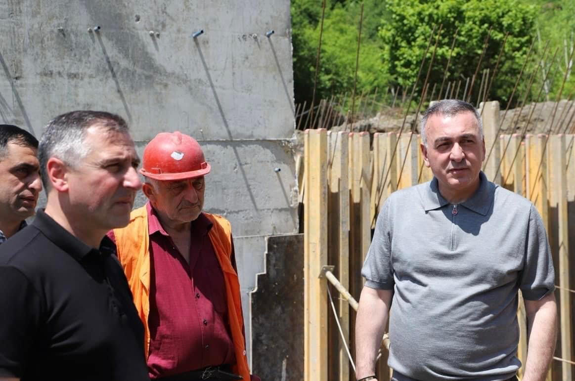 გოჩა ენუქიძის განცხადებით, სოფელ ლაგვანთაში, მდინარე  საკაურას ხიდის სამშენებლო სამუშაოები აქტიურ ფაზაშია