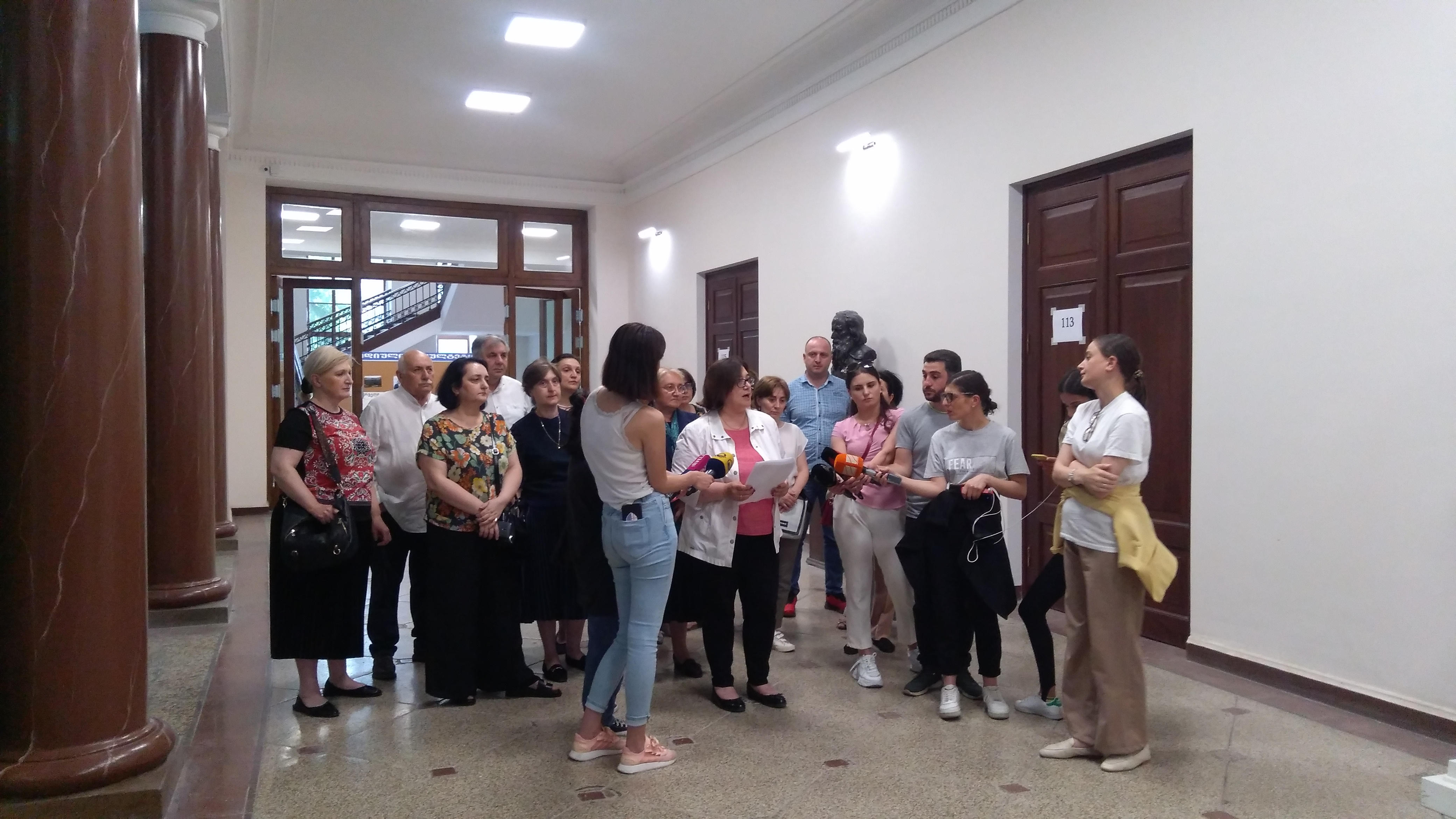 თსუ-ს პროფესორები - ვემიჯნებით ძალადობას, არაკონსტრუქციულ პროტესტს, რომლის შედეგად დაშავდნენ უნივერსიტეტის თანამშრომლები, მათ შორის პროფესორი -  აღნიშნულ ფაქტზე  სამართალდამცავი უწყებების მიერ რეაგირება უნდა დაიწყოს