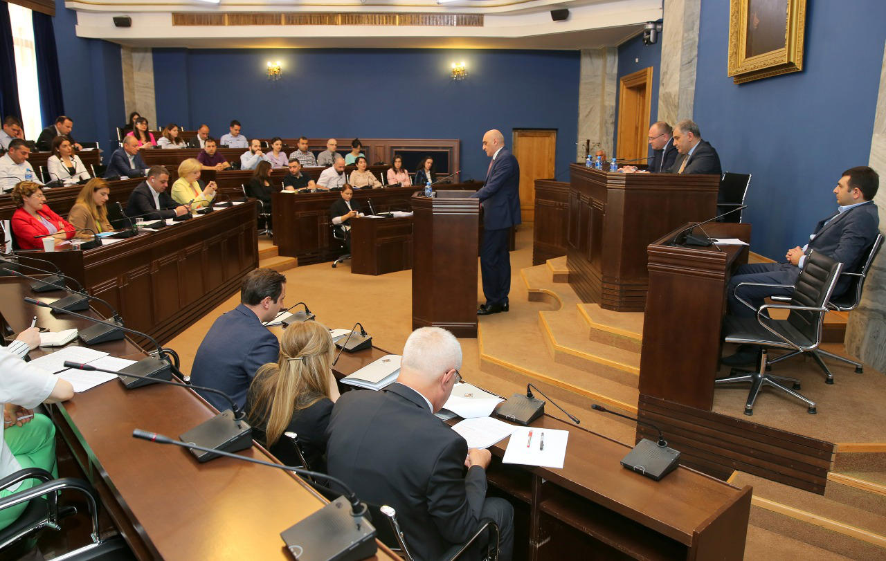 ალექსი ბატიაშვილის განცხადებით, 2021 წელს, ანტიკორუფციული სააგენტოს მიერ გამოძიება 53 საქმეზე დაიწყო, ბრალდებულის სახით სისხლის სამართლის პასუხისგებაში 162 პირი მიეცა