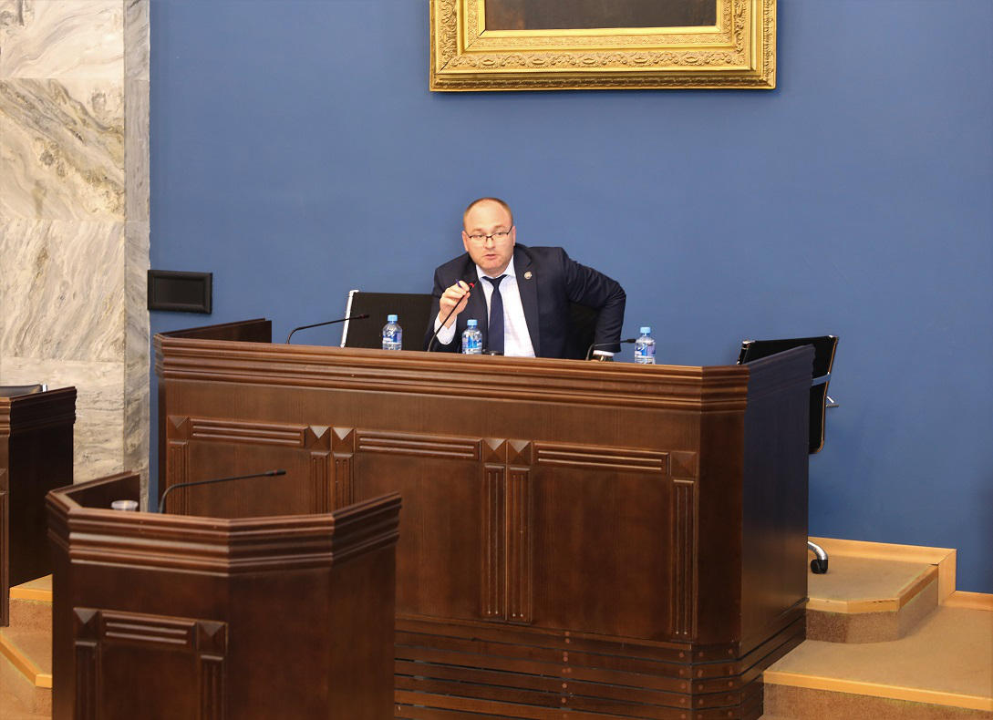 თავდაცვისა და უშიშროების კომიტეტის თავმჯდომარე „მთავარ არხს“ სიცრუესა და საზოგადოების შეცდომაში შეყვანის მცდელობაში ადანაშაულებს