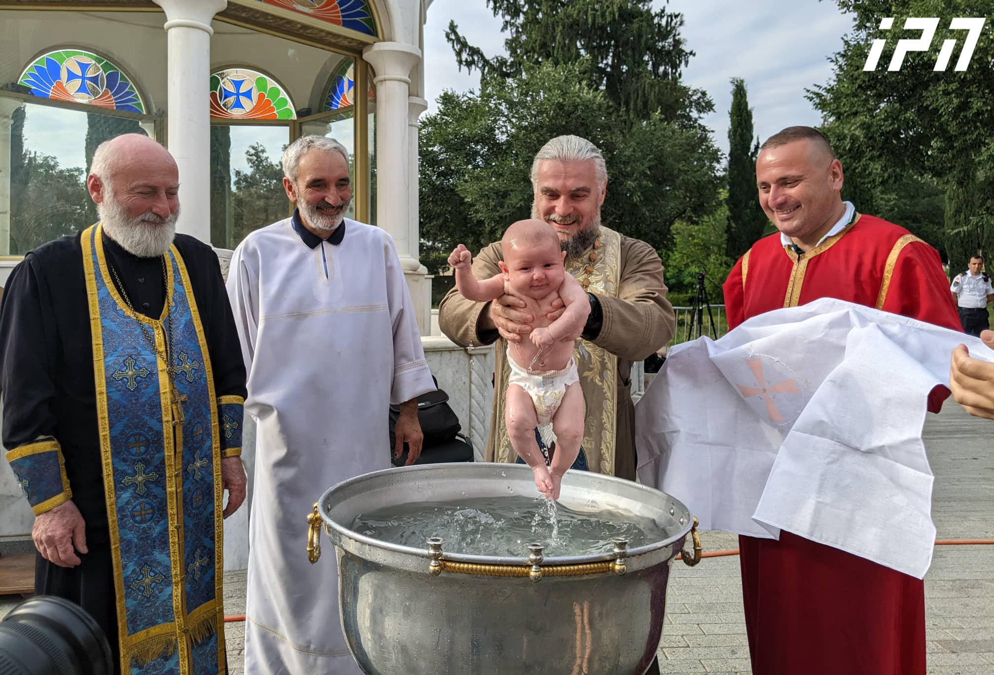 სამების ტაძარში ჩვილთა საყოველთაო ნათლობა ტარდება