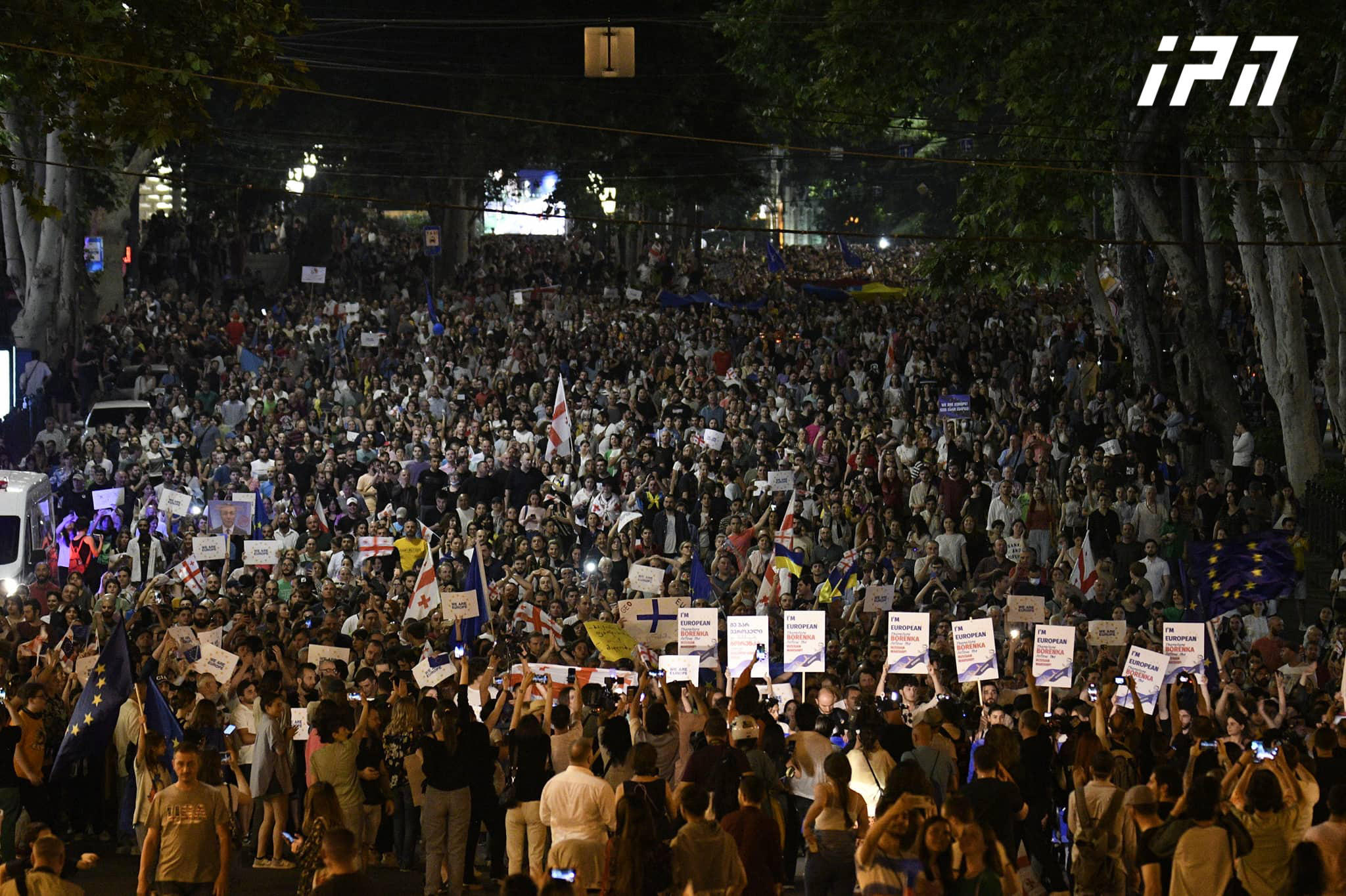 “შინ ევროპისკენ” აქციის მონაწილეები რუსთაველის გამზირიდან ევროპის მოედნისკენ მსვლელობით მიემართებიან