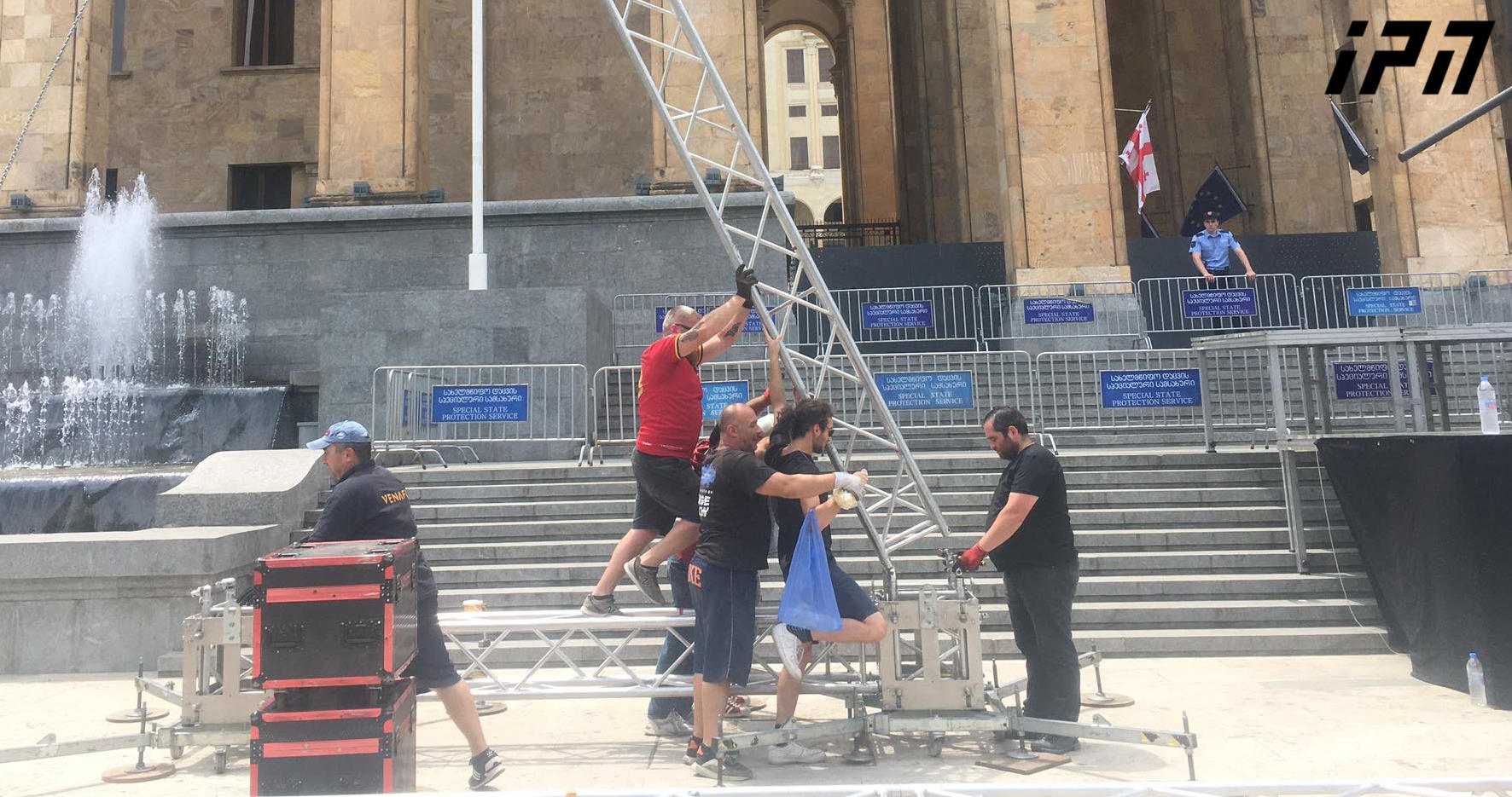 რუსთაველის გამზირზე აქციისათვის სცენის მონტაჟი მიმდინარეობს - აქციის მონაწილეებს სიტყვით სამოქალაქო საზოგადოების, უკრაინის ხელისუფლებისა და ევროკავშირის წარმომადგენლები მიმართავენ