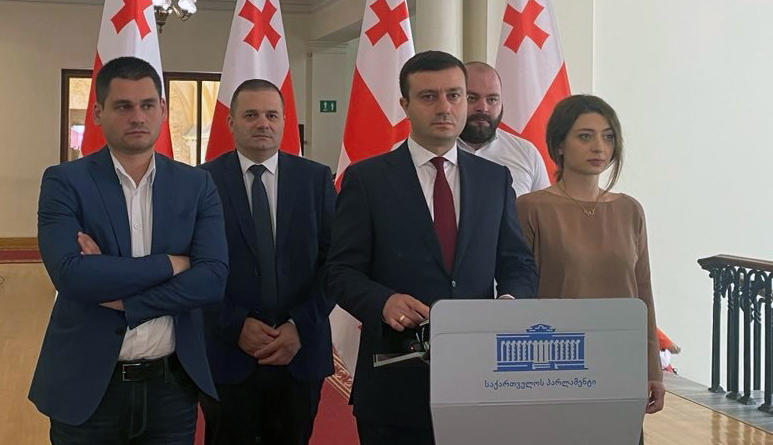 გახარიას გუნდმა ევროკავშირის კანდიდატის სტატუსთან დაკავშირებით გეგმა შეიმუშავა და ერთობლივი მუშაობის დაწყების თხოვნით „ქართულ ოცნებას", „ნაციონალურ მოძრაობას" და ყველა დაინტერესებულ პირს მიმართა