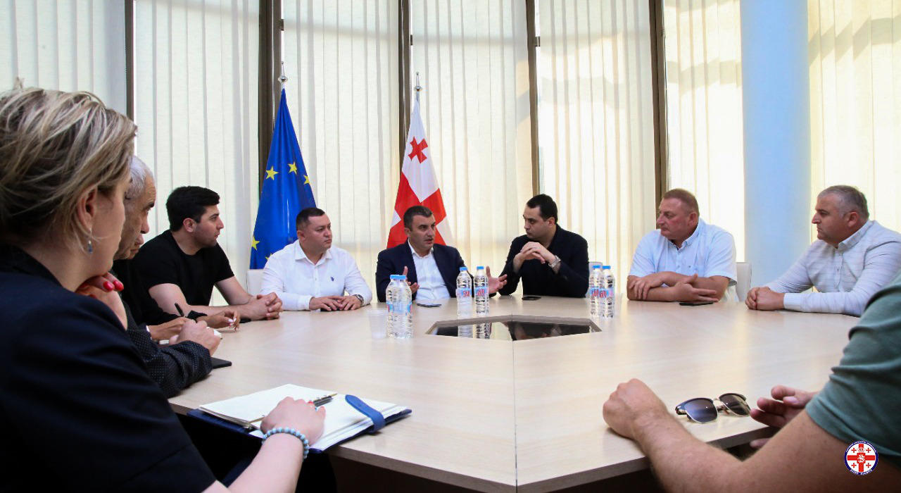 ქვემო ქართლის გუბერნატორი აცხადებს, რომ კორპუსის ავარიულობასთან დაკავშირებით, სადაც აივანი ჩამოინგრა, მარნეულის მერიაში განცხადება არ შესულა, თუმცა შენობას ექპერტიზა ჩაუტარდება