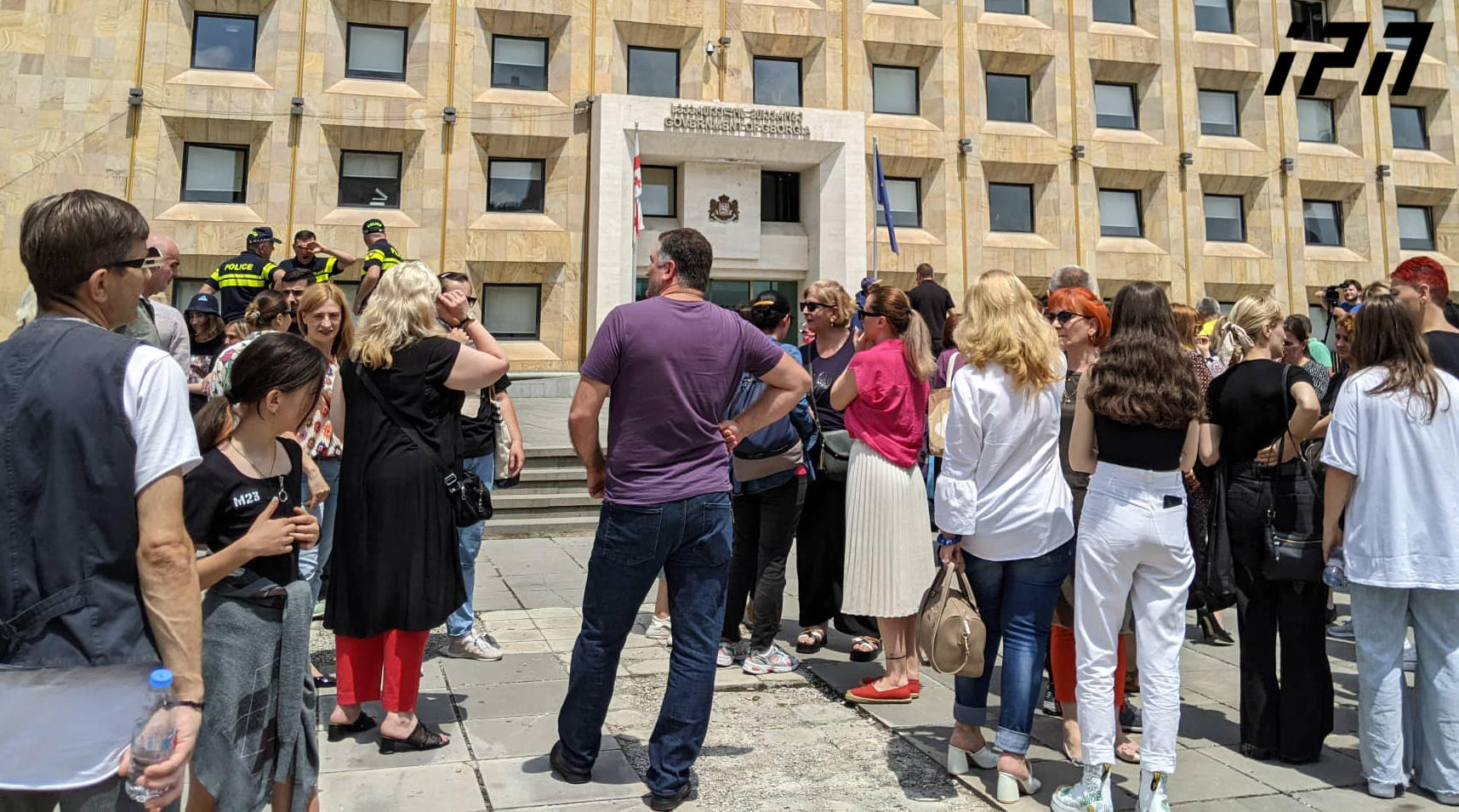 სასწრაფო დახმარების თანამშრომლები, პროფკავშირებთან ერთად, მთავრობის ადმინისტრაციასთან საპროტესტო აქციას მართავენ