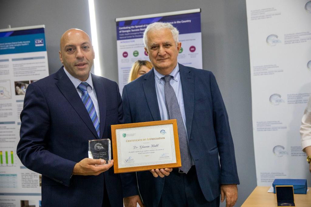 დაავადებათა კონტროლის ცენტრს, ვაქცინების შესანახად, სპეციალური მაცივრები და ცივი ყუთები გადაეცა