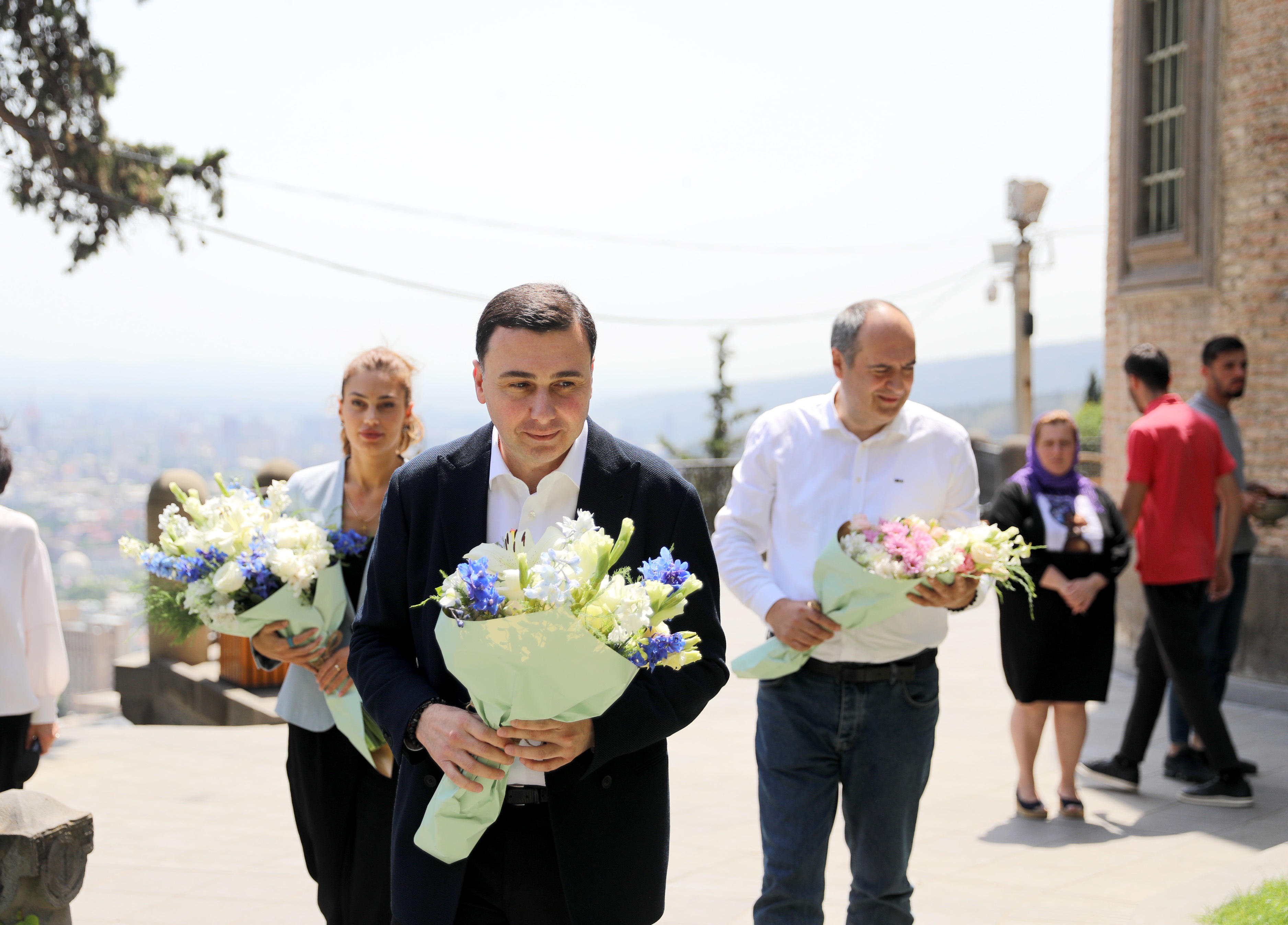 გიორგი ტყემალაძემ და საკრებულოს წევრებმა რევაზ გაბრიაძის ხსოვნას პატივი მიაგეს