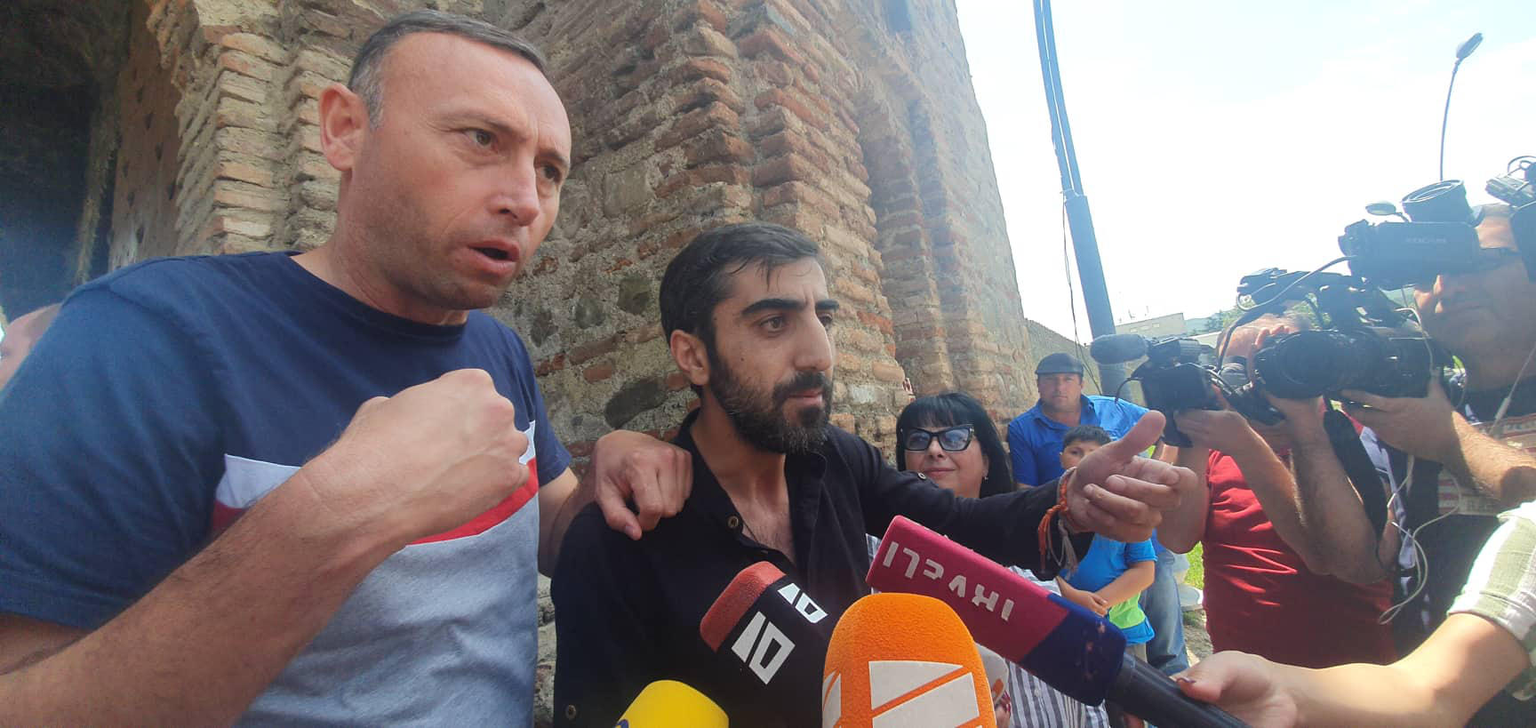 სამოქალაქო საზოგადოების წარმომადგენლების ინფორმაციით, რეგიონებში ჩასულებს, სადაც ევროინტეგრაციაზე საინფორმაციო შეხვედრა უნდა ეწარმოებინათ, „ქართული ოცნების“ პარტაქტივი დაახვედრეს