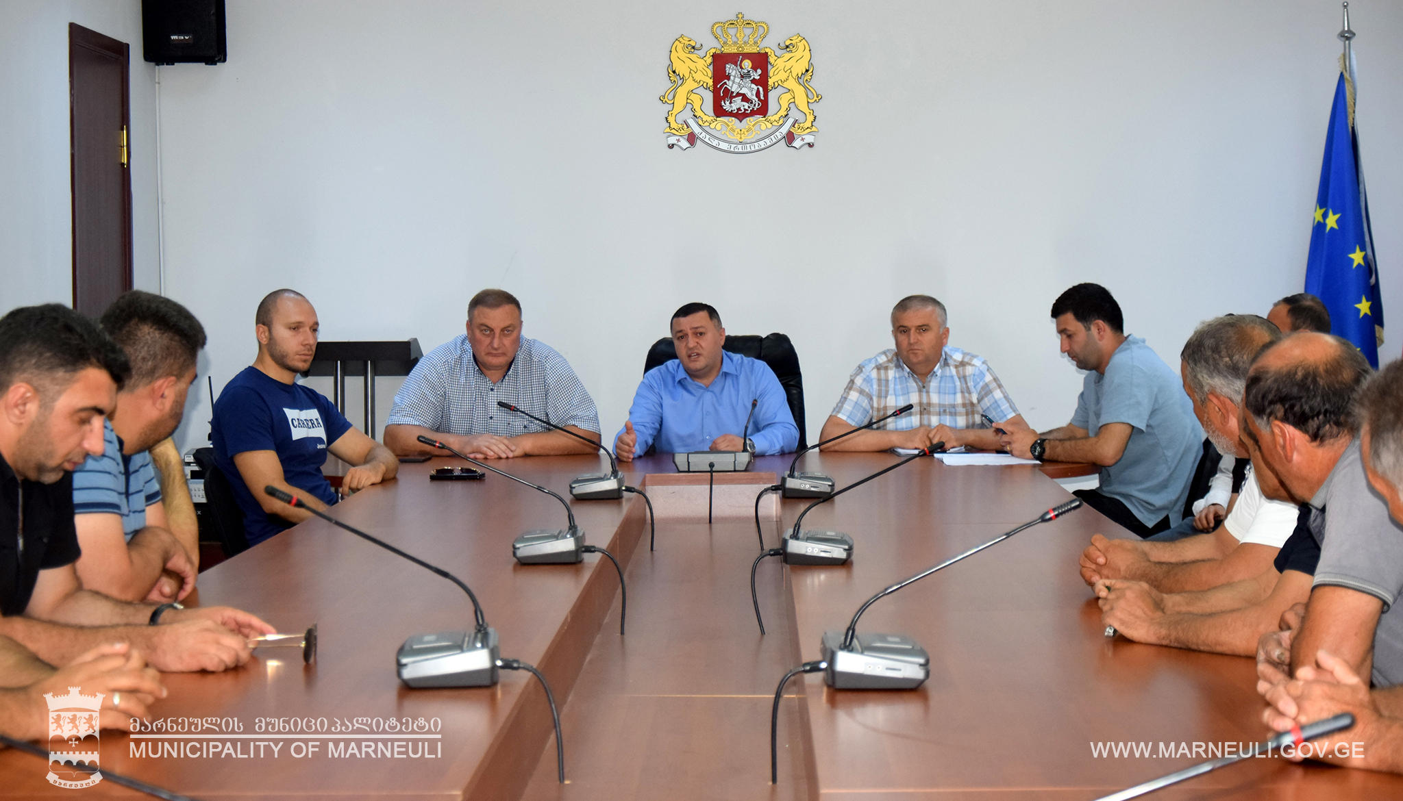 მარნეულის მერი და საკრებულოს თავმჯდომარე მარნეულში 26 ივნისს მომხდარ უბედურ შემთხვევასთან დაკავშირებით კორპუსის მცხოვრებლებს შეხვდნენ