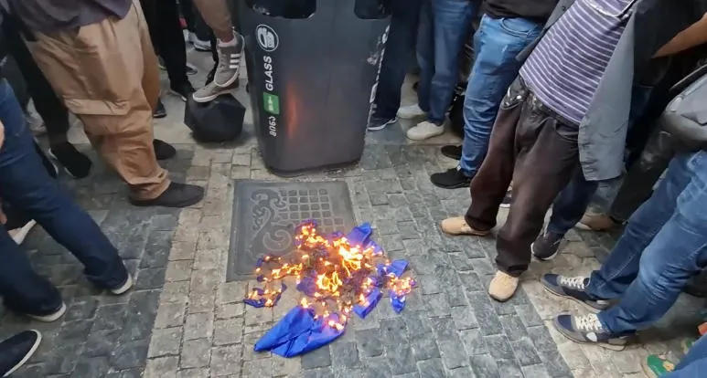 Сторонники «Альт-инфо» сожгли флаг ЕС