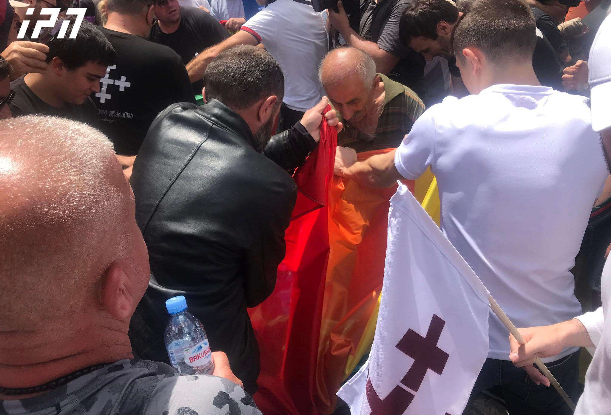 პარლამენტის მიმდებარე ტერიტორიაზე „ალტ-ინფოს“ მხარდამჭერებმა ლგბტ თემის დროშა დახიეს