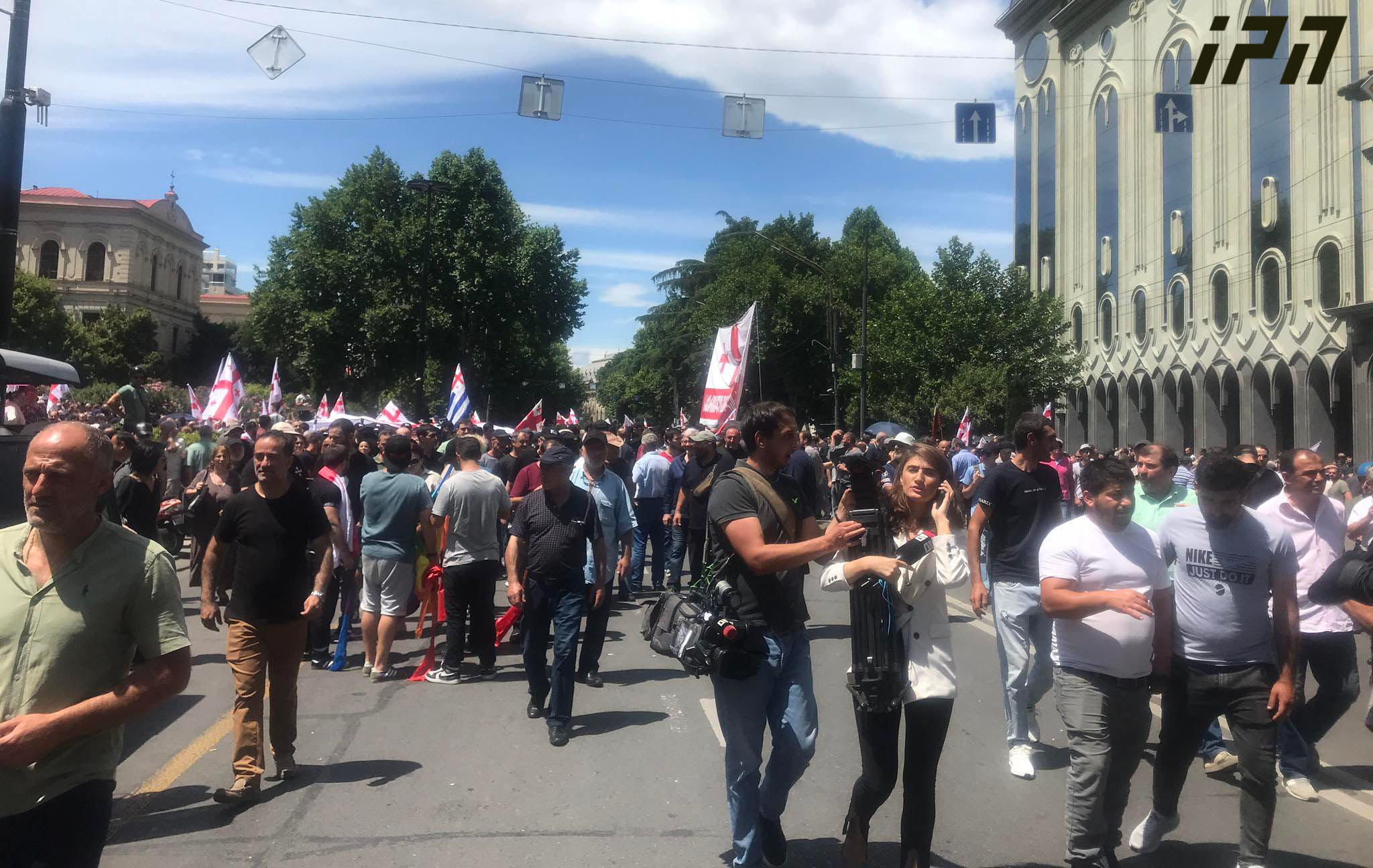 „ალტ-ინფოს“ მხარდამჭერები „ქართული ოცნების“ცენტრალური ოფისისკენ მიემართებიან