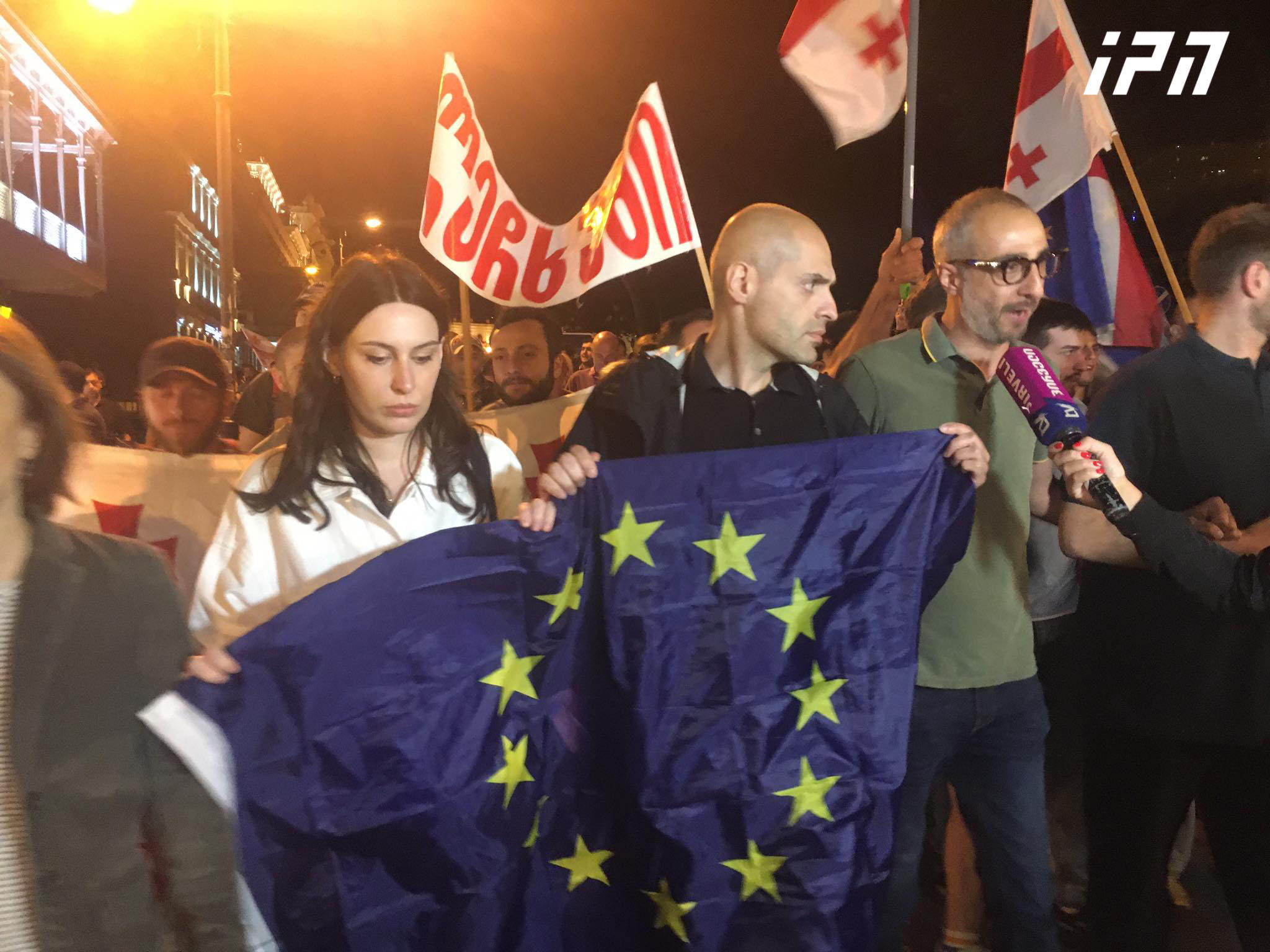 აქციის მონაწილეების ნაწილმა „ქართული ოცნების“ ოფისთან გადაინაცვლა